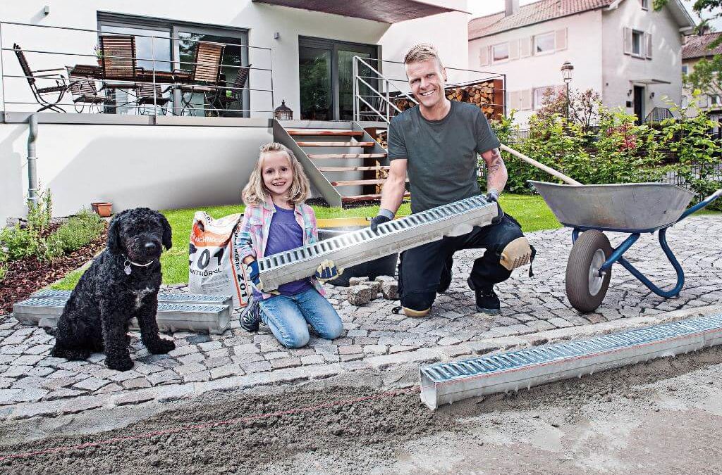 Vater und Tochter Bauen eine Terrasse